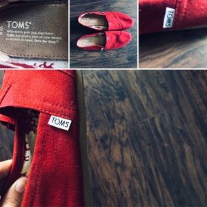 red women’s toms.
